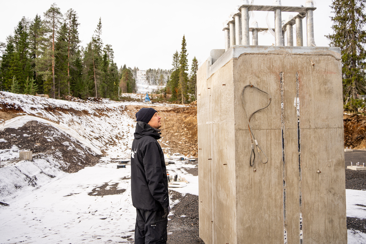 Hissipylväiden perustusten tekeminen on millimetrityötä. Mikko Törmälä tuolihissin ala-asemalla.