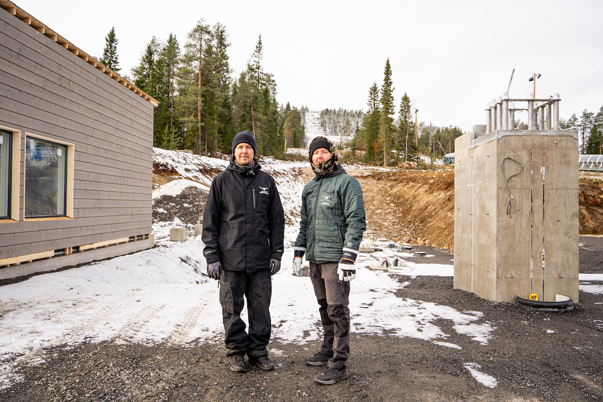 Mikko Törmälä(vas.) ja Mikko Terentjeff näyttävät paikkaa, jossa tuolihissin kyytiin jatkossa istutaan.