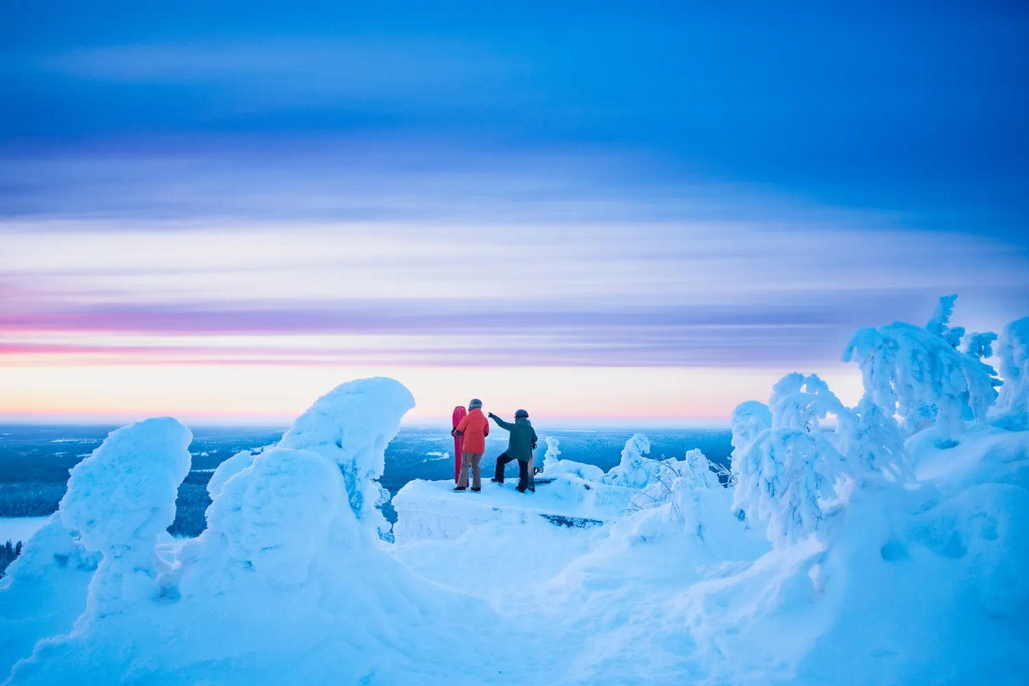 auringonlaskussa iso-syötteen huipulla