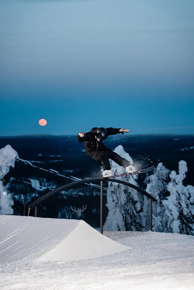 Iso-Syöte Snow Park kuun valossa