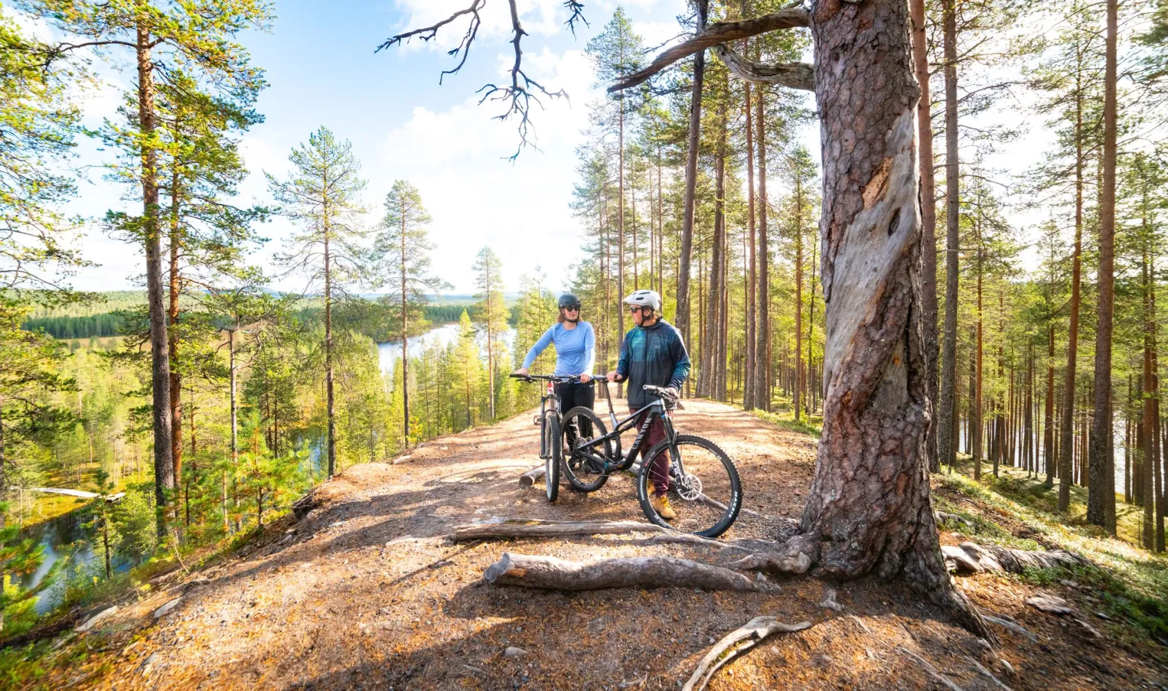 Pariskunta maastopyöräilemässä Syötteen luonnossa