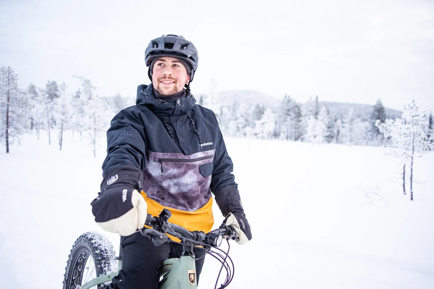 Iloinen talvipyöräilijä