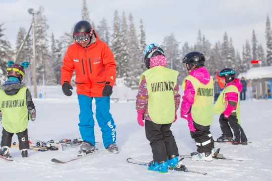 Ekaluokkalaisten laskettelupäivä – Suksi