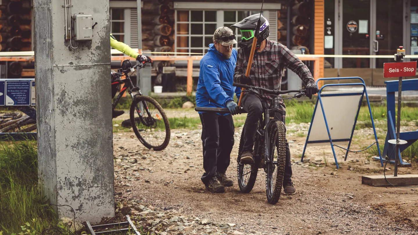 Iso-Syöte Bike Parkissa avustetaan hississä