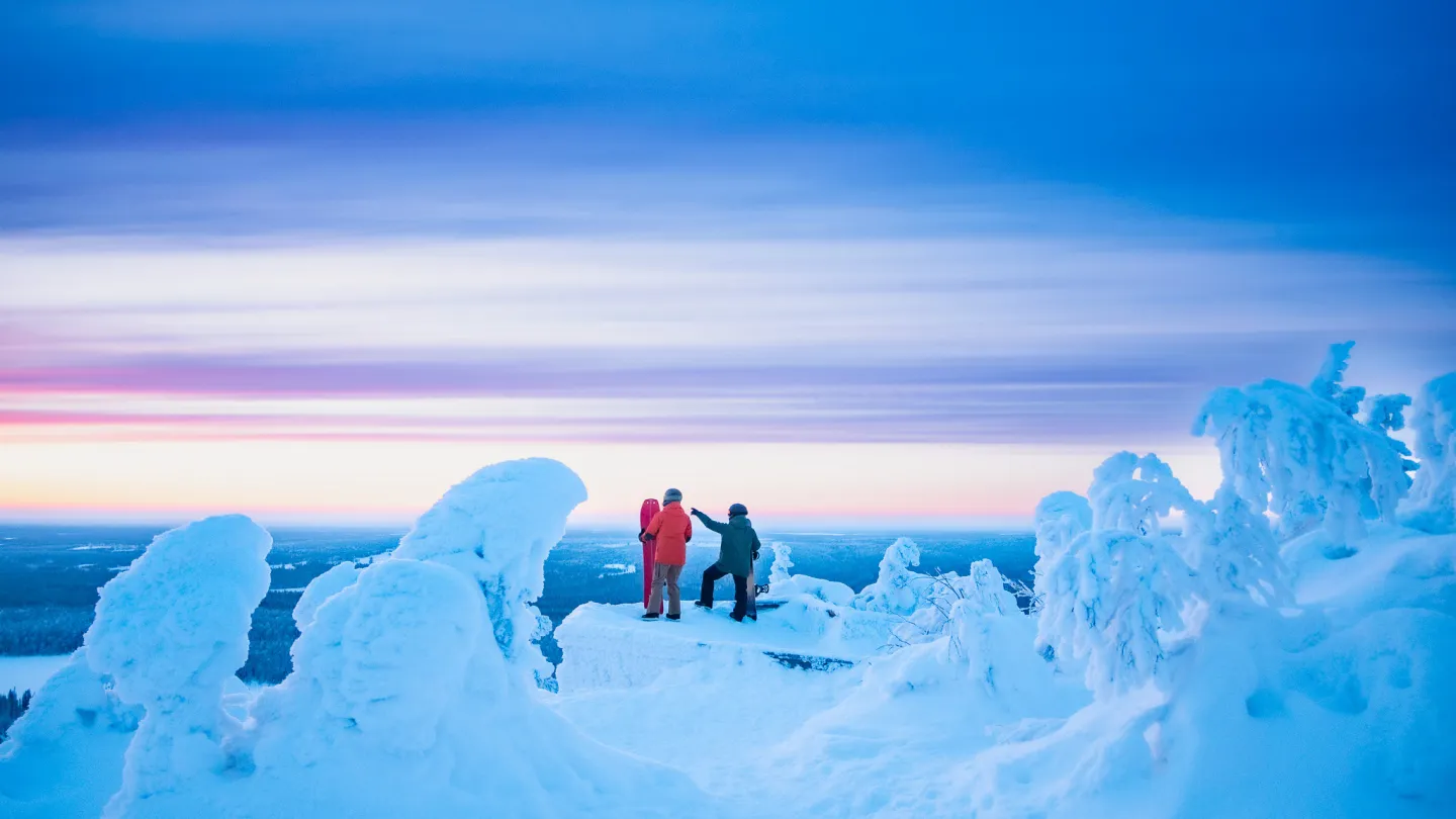 auringonlaskussa iso-syötteen huipulla