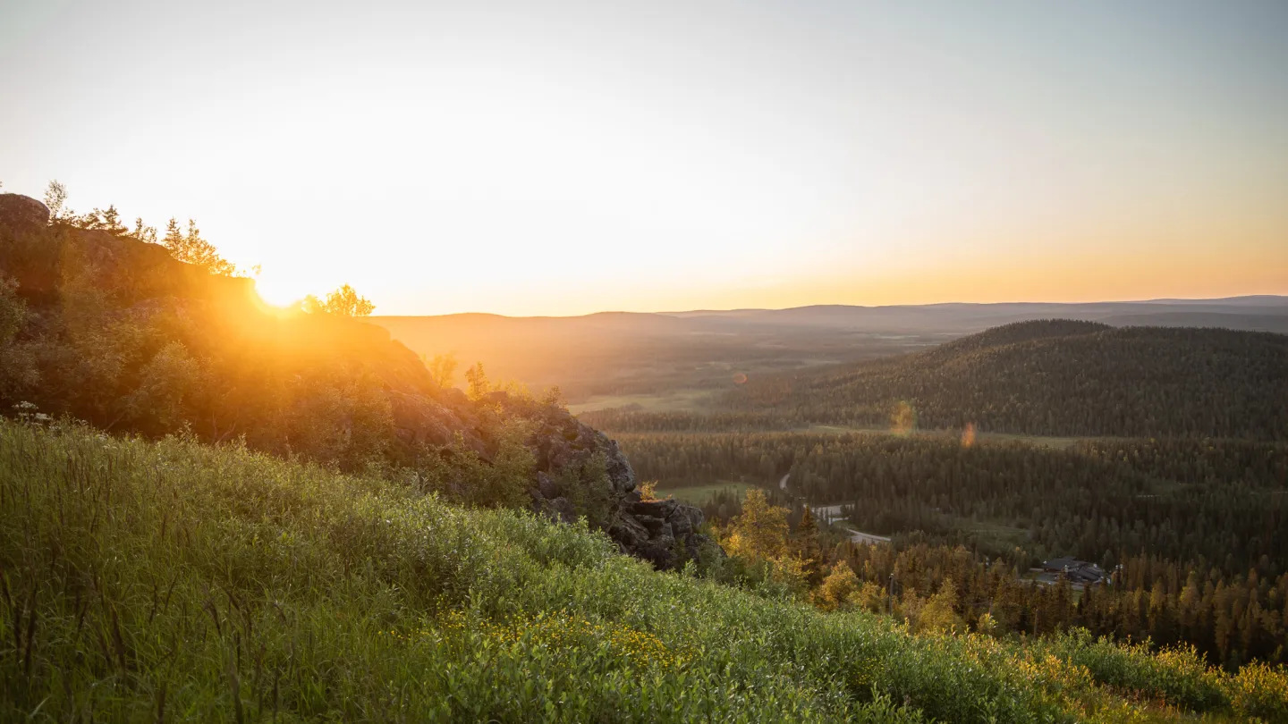 maisema auringonlasku kesällä