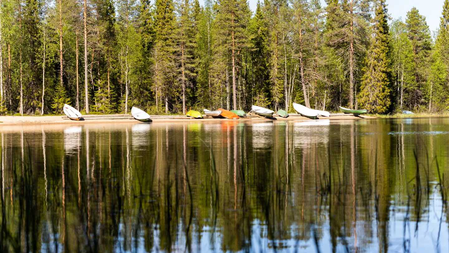 Tynnyrisauna sijaitsee Naamankajärven rannalla Iso-Syötteen läheisyydessä.