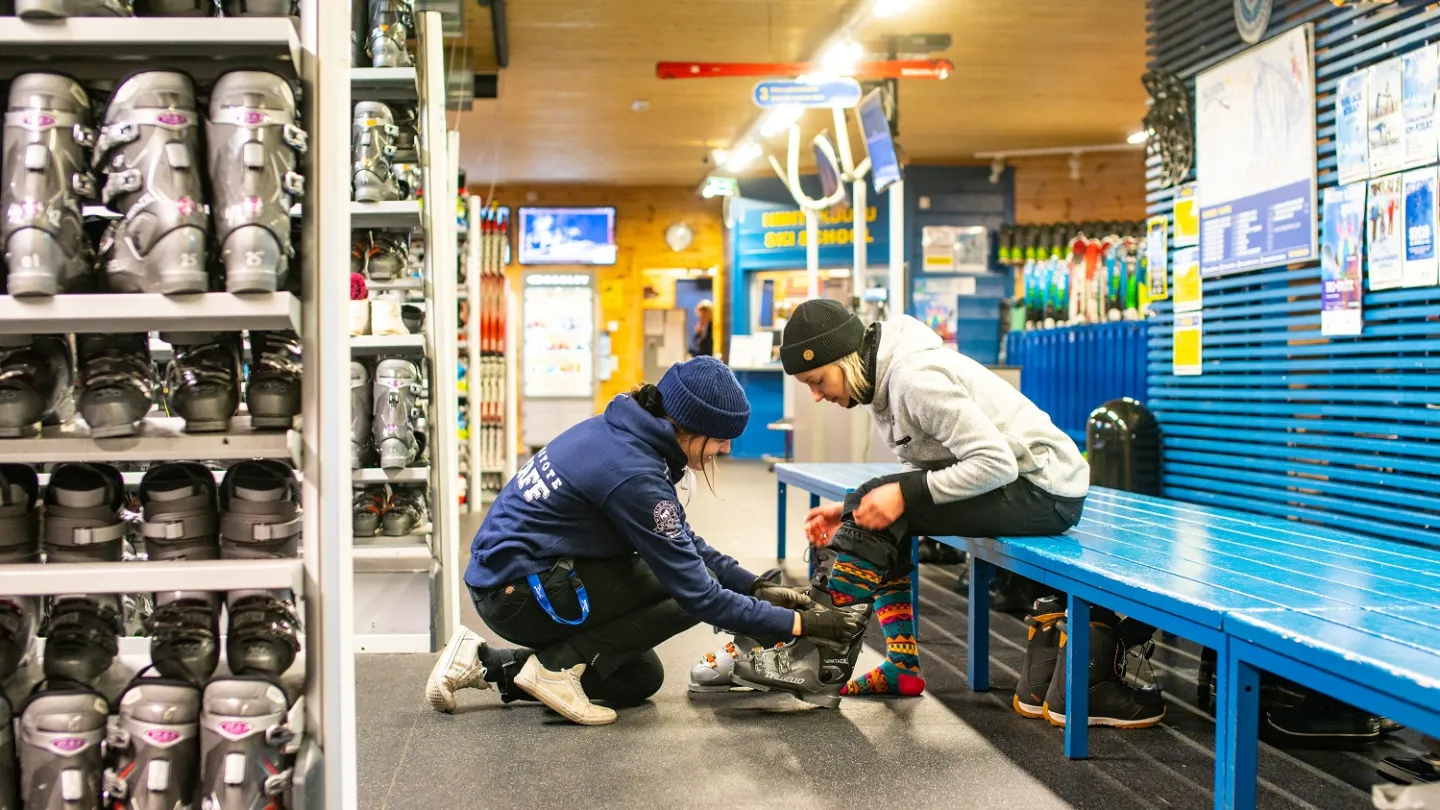 Iso-Syötteen vuokraamon henkilökunta auttaa sinua tarvittaessa